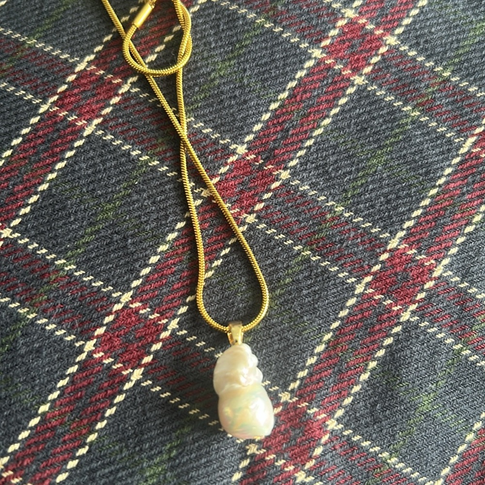 Freshwater pendant necklace